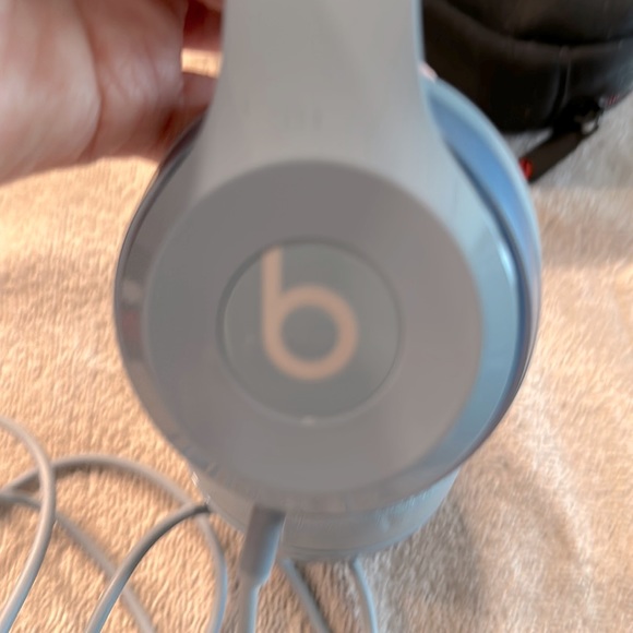 Beats Solo 2 Headphones - Picture 2 of 9
